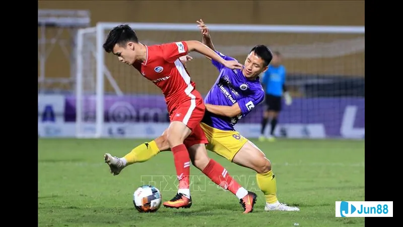 Hà Nội và Viettel chạy đua để tranh giành bóng trong trận đấu kịch tính Hà Nội và Viettel chạy đua để tranh giành bóng trong trận đấu kịch tính