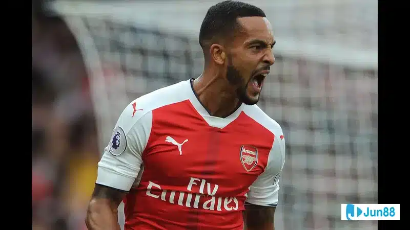 Theo Walcott trong buổi họp báo bị chỉ trích về chiến thuật