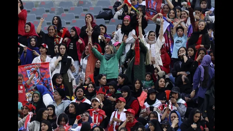 Cầu thủ Iran với áo đỏ và mũ đỏ đang cố gắng đối phó với cầu thủ Tanzania trong trận đấu. Cầu thủ Iran với áo đỏ và mũ đỏ đang cố gắng đối phó với cầu thủ Tanzania trong trận đấu.
