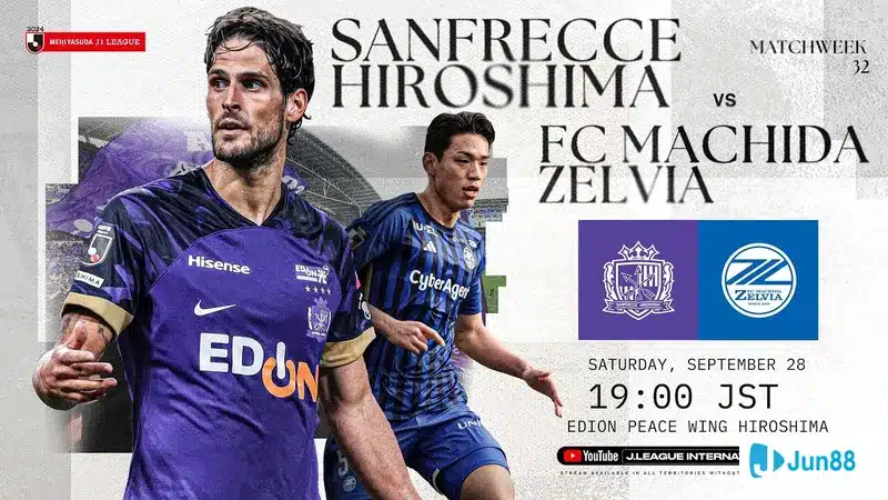 Cầu thủ của Sanfrecce Hiroshima vượt qua cầu thủ của Machida trong trận đấu bóng đá
