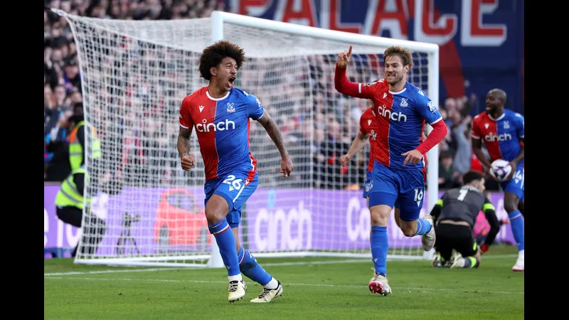 Cầu thủ của Burnley dùng kỹ thuật cá nhân để vượt qua cầu thủ Crystal Palace trên sân cỏ Cầu thủ của Burnley dùng kỹ thuật cá nhân để vượt qua cầu thủ Crystal Palace trên sân cỏ