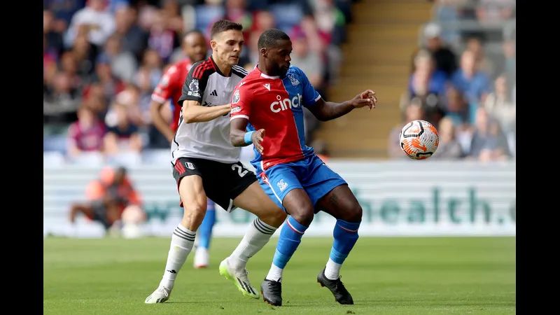 Cầu thủ của Fulham dùng kỹ thuật cá nhân để vượt qua cầu thủ Crystal Palace trong trận đấu bóng đá Cầu thủ của Fulham dùng kỹ thuật cá nhân để vượt qua cầu thủ Crystal Palace trong trận đấu…