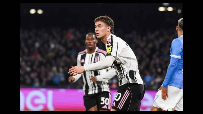 Cầu thủ Juventus sử dụng kỹ thuật đi bóng để vượt qua cầu thủ đối phương từ đội Pafos.
