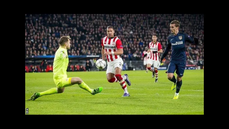 Cầu thủ PSV vượt qua cầu thủ Atletico Madrid trong trận đấu quyết liệt Cầu thủ PSV vượt qua cầu thủ Atletico Madrid trong trận đấu quyết liệt