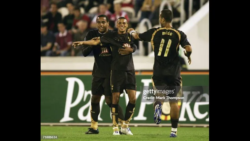 Cầu thủ Tottenham vượt qua cầu thủ của Slavia Prague trong trận đấu