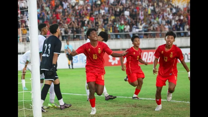 Cầu thủ U17 Nhật Bản dũng cảm đối mặt với hậu vệ U17 Ma Rốc trong trận đấu quyết liệt Cầu thủ U17 Nhật Bản dũng cảm đối mặt với hậu vệ U17 Ma Rốc trong trận đấu quyết liệt