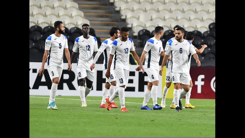 Cầu thủ Al Najma đang chuyển hướng bóng trước sự áp sát từ Al Ahli SC Cầu thủ Al Najma đang chuyển hướng bóng trước sự áp sát từ Al Ahli SC
