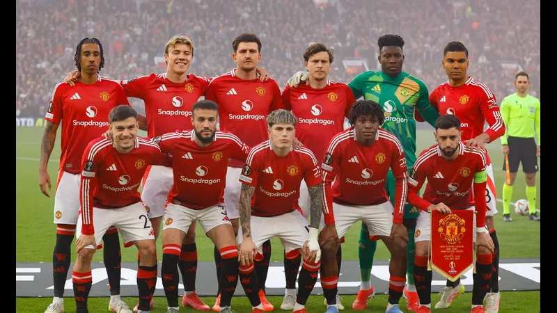 Cầu thủ MU nỗ lực chặn đứng cú sút của West Ham