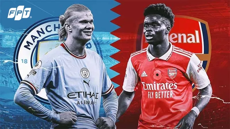 Cầu thủ Arsenal và Man City cạnh tranh quả bóng trên sân