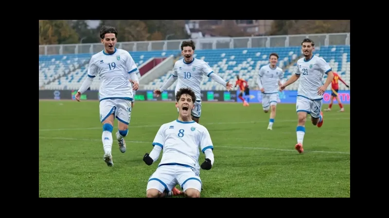 Cầu thủ U19 Kosovo đang tung cú sút mạnh mẽ vào khung thành U19 Thổ Nhĩ Kỳ