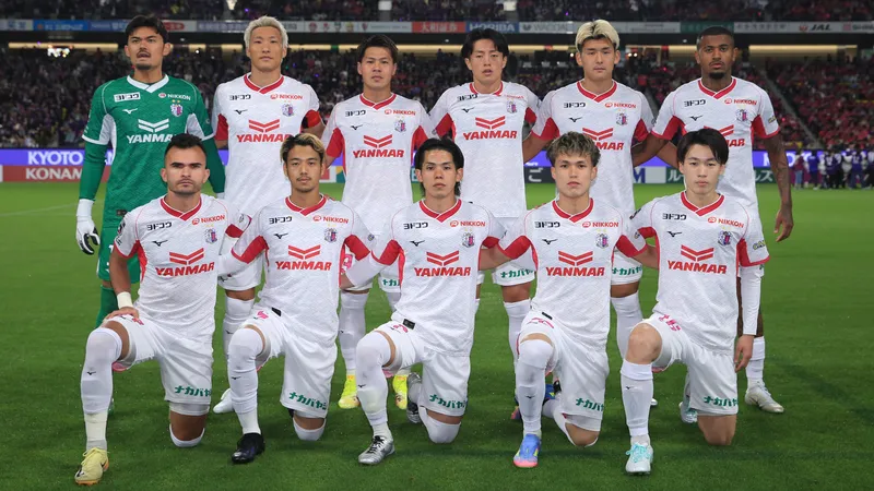 Cầu thủ Kyoto Sanga và Gamba Osaka đối mặt trên sân cỏ