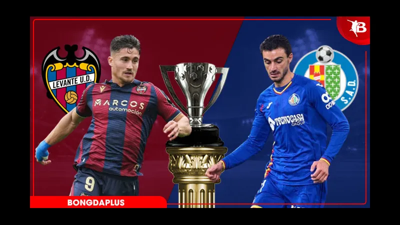 Cầu thủ Levante và Getafe tranh chấp bóng trên sân